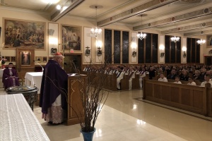 kardynał dziwisz celebruje mszę świętą w kościele w harrison